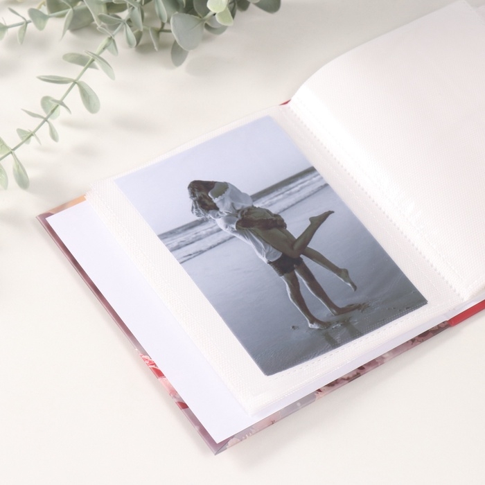 Фотоальбом на 40 фото 10х15 см Фотоальбом на 40 фото 10х15 см "Алые розы в снегу" в коробке, золотая обводка 4,5х14х17 см 1074941