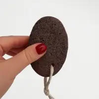 Натуральная пемза для педикюра, с подвесом, 9.5&times;7 см, коричневая