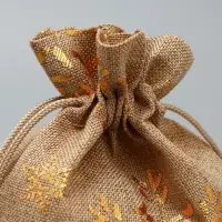 Мешочек подарочный холща &laquo;Золотые снежинки&raquo;, тиснение, 10 х 12 см +/- 1.5 см