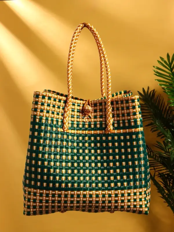 Сумка плетёная пластиковая 40х20х55 см, цв. зелёно-бежевый Сумка плетёная пластиковая 40х20х55 см, цв. зелёно-бежевый