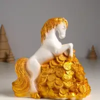 Копилка "Конь на деньгах" 20х20х13 см, белый с золотом Копилка "Конь на деньгах" 20х20х13 см, белый с золотом