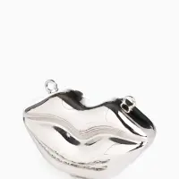 Сумка мини-клатч на магните, в форме губ, жёсткий корпус, на длинной цепочке, серебристая