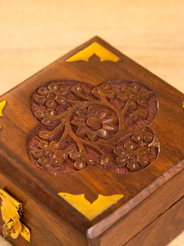 Шкатулка квадратная  с замочком латунь 10х10х6 см, дерево шишам Шкатулка квадратная  с замочком латунь 10х10х6 см, дерево шишам