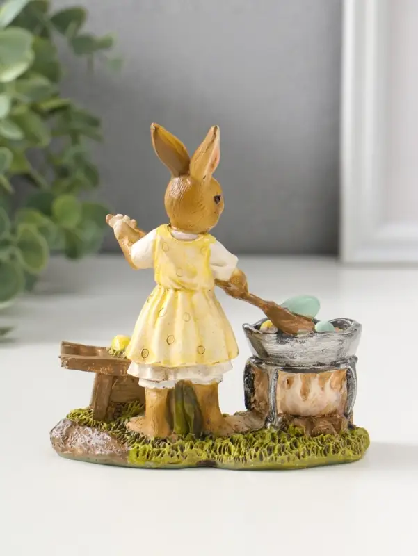 Сувенир полистоун "Зайка в жёлтом платье, красит пасхальные яички" 12,5 см