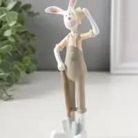 Сувенир полистоун "Зайчик в сером комбинезоне, со шляпой, лопатой" 19,5 см