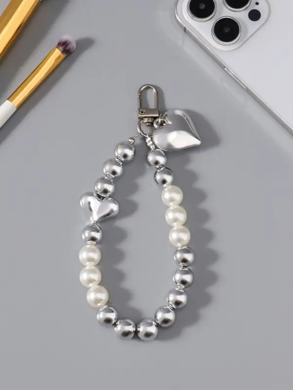 Брелок на карабине "Жемчужная нить с сердцем" серебристо-белый 11х3х1 см