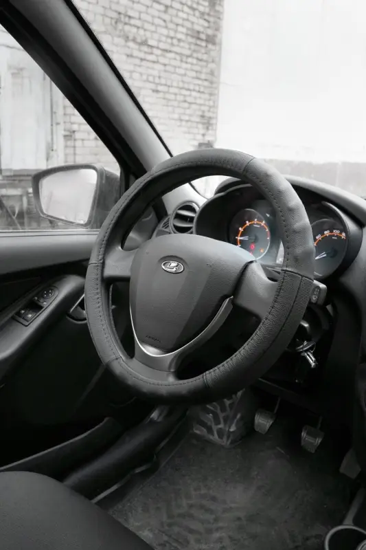 Оплетка на руль (нат. кожа) AVS GL-200L-B (размер L, черный) - Серия "Classic"