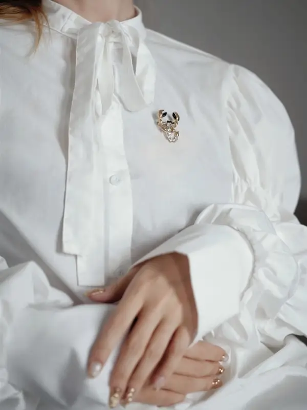 Брошь &laquo;Скорпион&raquo;, белая в золоте