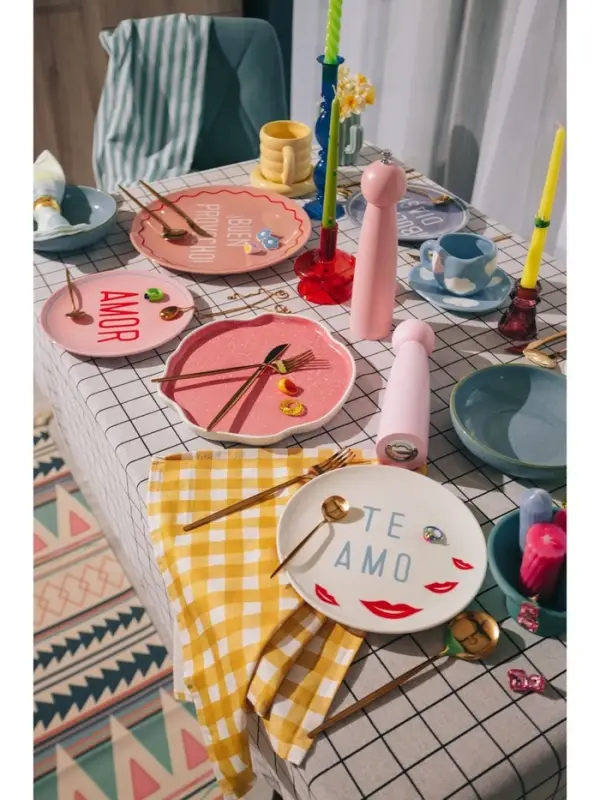 Тарелка для пиццы SL Home &laquo;Уроки испанского: Buen provecho&raquo;, d=30 см, фарфор, розовая