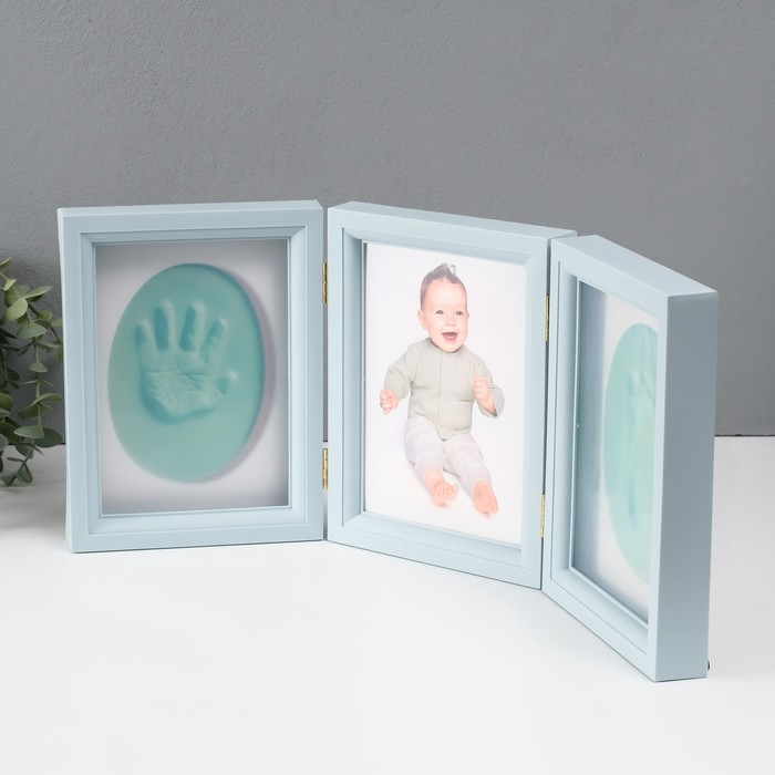 Фоторамка пластик 13х18 см с полим.глиной Фоторамка пластик 13х18 см с полим.глиной "Отпечаток ладошки и ножки" голубая 20,5х46,5 см
