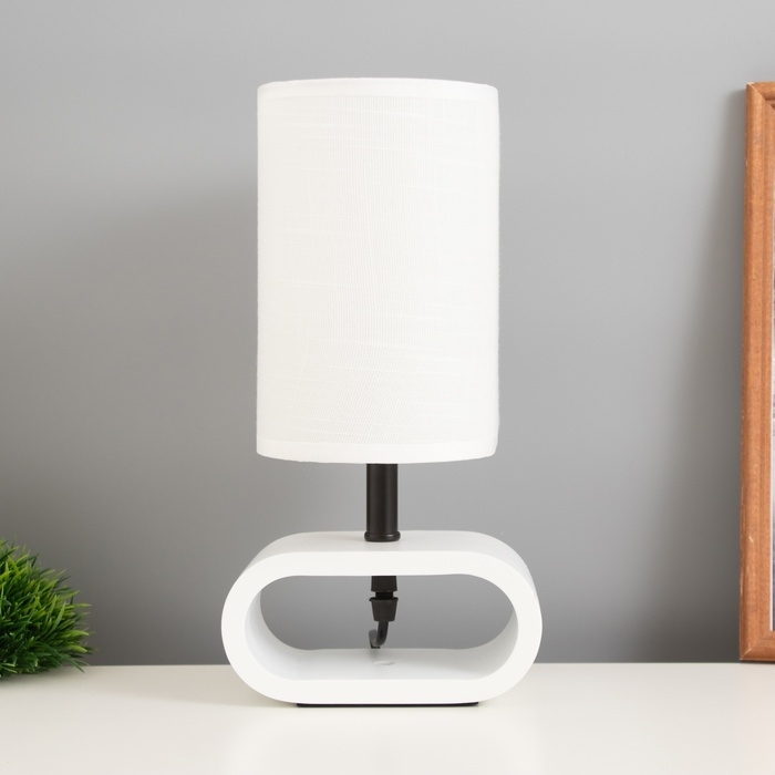 Лампа настольная Лампа настольная "Лилит" 1х40Вт Е27 белый 11,5х20х30см