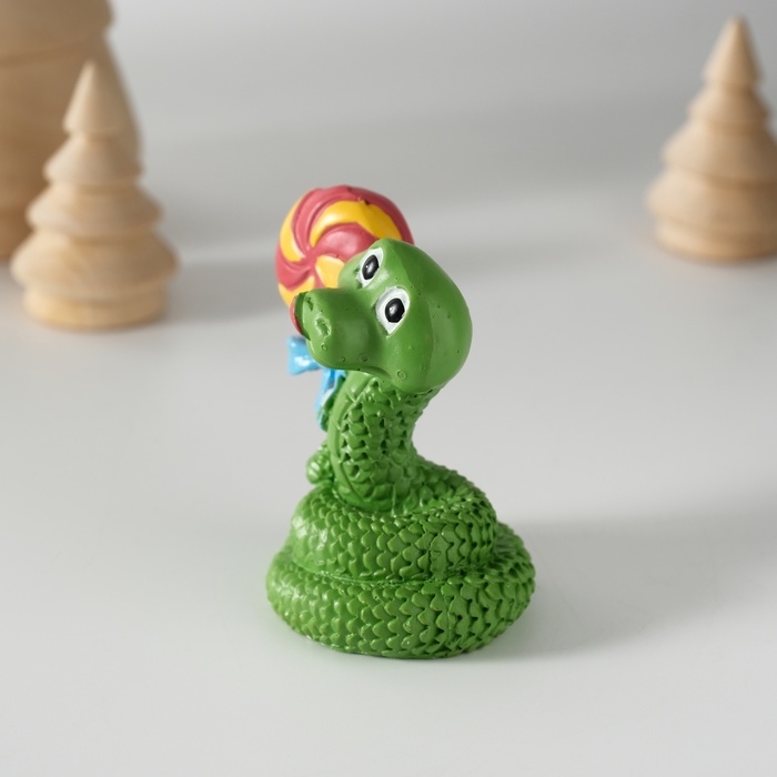 Сувенир полистоун Сувенир полистоун "Змей с леденцом" 4,2х5,8 см