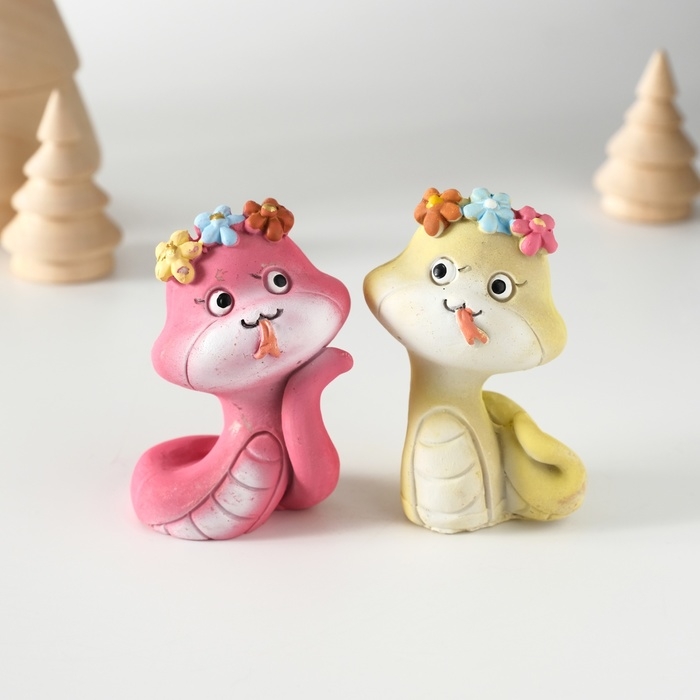 Сувенир полистоун Сувенир полистоун "Змейка с цветочным венком" с золотом МИКС 4,5х4х6,5 см