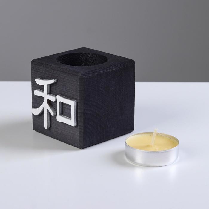 Свеча в деревянном подсвечнике  Свеча в деревянном подсвечнике "Куб, Иероглифы. Гармония", эбен, аромат манго