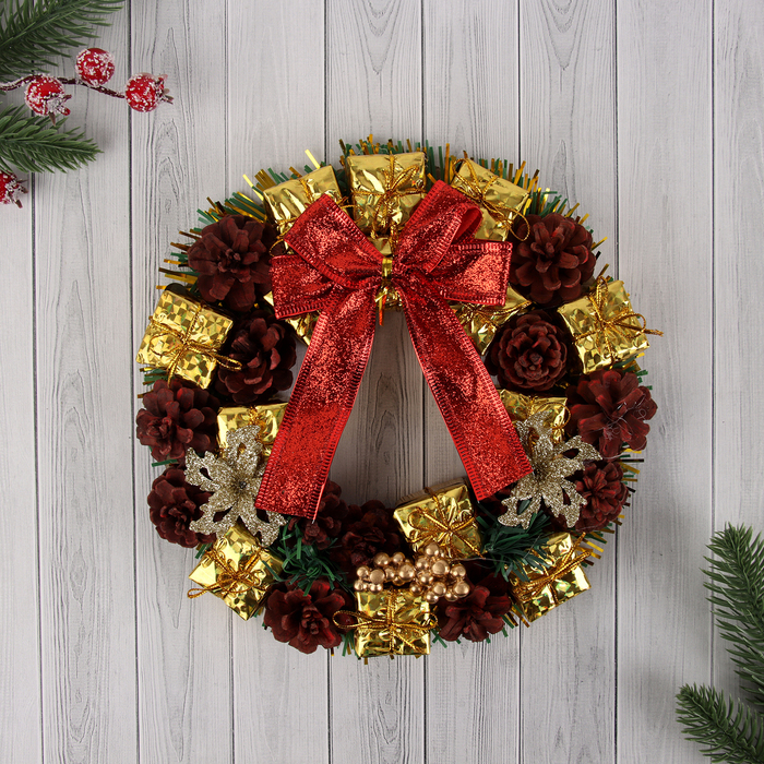 Венок новогодний d-22 см  Венок новогодний d-22 см "Бант, шишки и подарки"