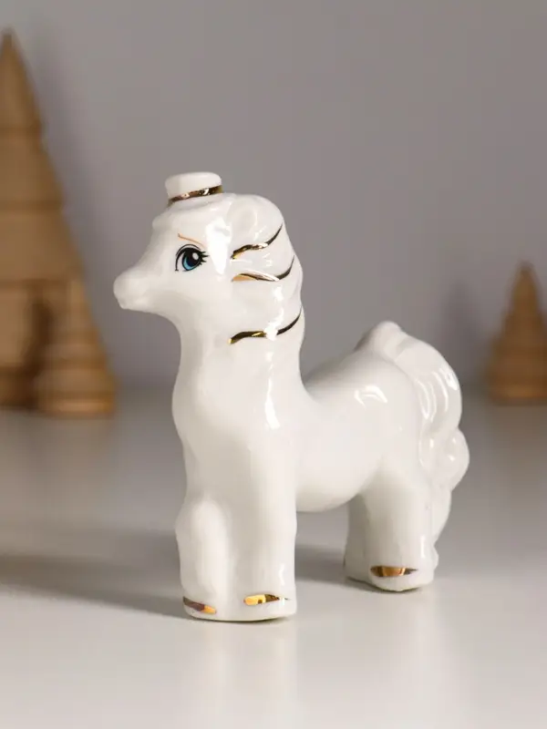 Сувенир керамика "Лошадка с бантом и шляпкой" белый с золотом 8,5х3х10 см