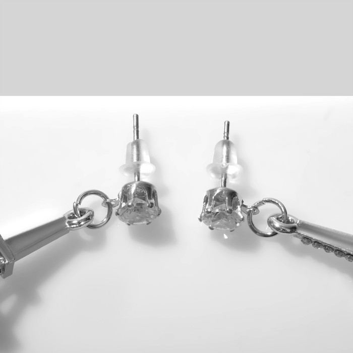 Серьги со стразами «Башня» Эйфелева, цвет белый в серебре