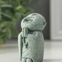 Фигурка песчаник &laquo;Маленький монах с чётками - священные писания&raquo;, 3.3&times;4&times;7 см