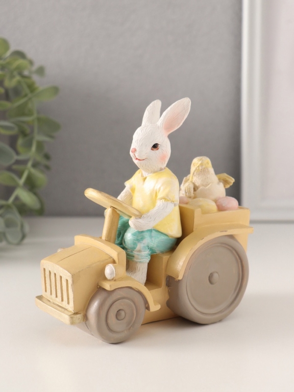 Сувенир полистоун  Сувенир полистоун "Заяц-тракторист с цыплёнком и яичками в кузове" 13х7,5х12 см