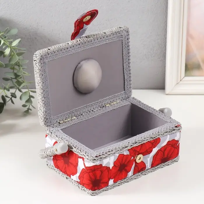 Шкатулка для рукоделия и шитья &laquo;Красные маки на белом&raquo;, хранение ниток, иголок, мелочи, 18&times;12&times;9.5 см