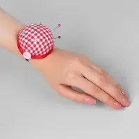 Игольница на руку &laquo;Клетка&raquo;, d=6 см, красная, белая