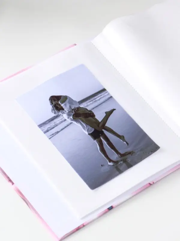 Фотоальбом на 40 фото 13х18 см Фотоальбом на 40 фото 13х18 см "Снеговик и олень у ёлки" в коробке тисн.золото 5х18х20,8 см 108762