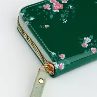 Кошелёк женский на молнии с ремешком, лакированный, зелёный