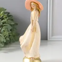 Сувенир полистоун "Девочка в широкополой шляпке" 6х4,2х16,5 см