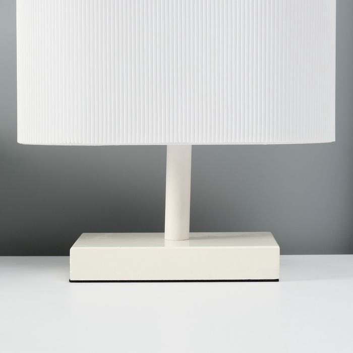 Светильник настольный Светильник настольный "Консул" 1х40Вт Е27 белый 25х13х29см