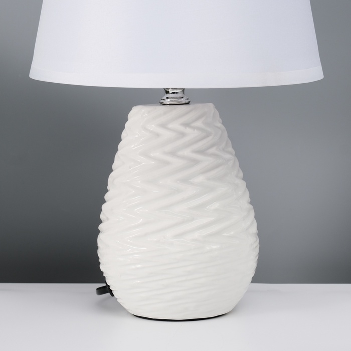 Настольная лампа с абажуром RISALUX «Мелли», Е14, 40 Вт, белый, 19.5×19×,5×31.5 см Настольная лампа с абажуром RISALUX «Мелли», Е14, 40 Вт, белый, 19.5×19×,5×31.5 см