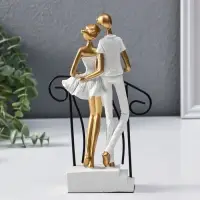 Сувенир полистоун "Парочка стоит на лестнице с перилами" бело-золотой 4,4х12,5х21 см