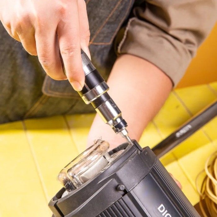 Отвертка ударно-поворотная ТУНДРА 1/2 Отвертка ударно-поворотная ТУНДРА 1/2", с битами 13 шт., реверс, метал. рукоятка, кейс