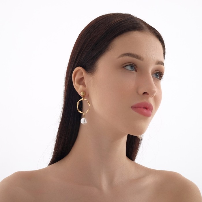 Серьги с жемчугом «Нежность» круг с бусиной, цвет белый в золоте Серьги с жемчугом «Нежность» круг с бусиной, цвет белый в золоте