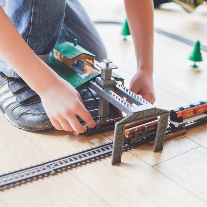 Железная дорога «Лесопилка», работает от батареек, длина пути 450 см Железная дорога «Лесопилка», работает от батареек, длина пути 450 см