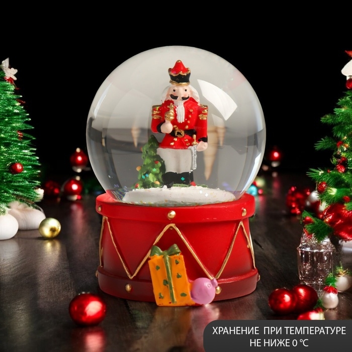 Сувенир полистоун водяной шар Сувенир полистоун водяной шар "Щелкунчик у ёлки" 7х8х9 см