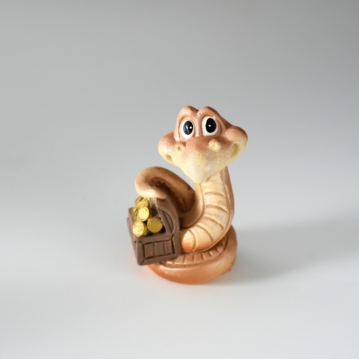 Сувенир полистоун Сувенир полистоун "Змейка с сундуком/мешком" МИКС 3,5х3,5х6,5 см