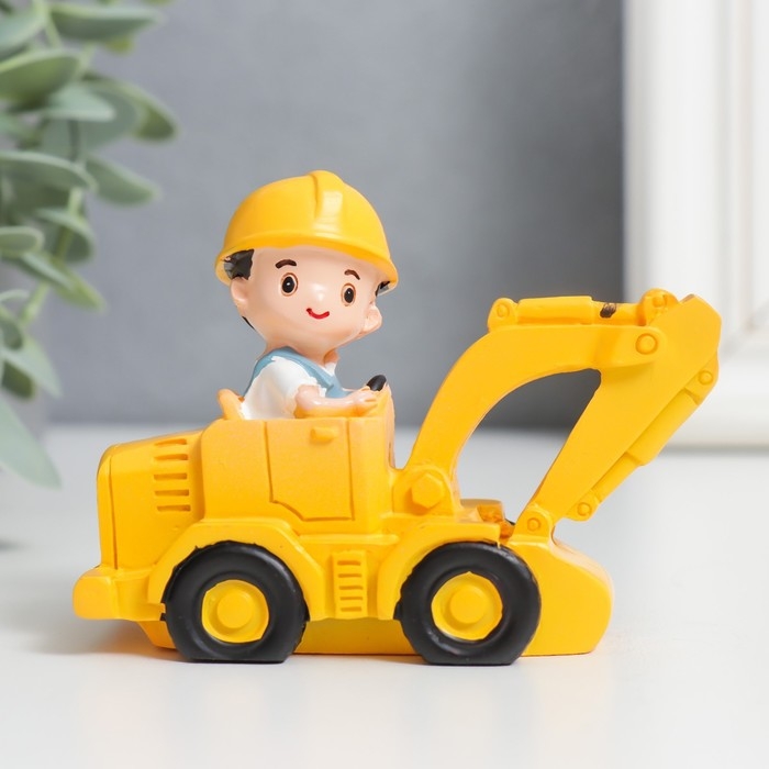 Сувенир полистоун  Сувенир полистоун "Малыш-строитель на экскаваторе" 7,5х4х7,7 см