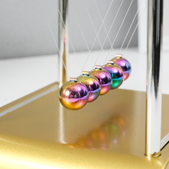 Маятник пластик Маятник пластик "Шары Ньютона" золото, бензиновый цвет шаров 18х15х17,5 см