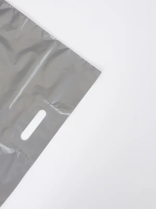 Пакет с вырубной усиленной ручкой ПВД 40х50 45 мкм серебряный