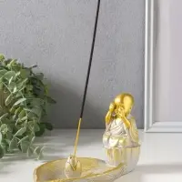 Подставка под благовония полистоун "Маленький послушник и лист" беж с патиной 18х10х10,5 см    10964