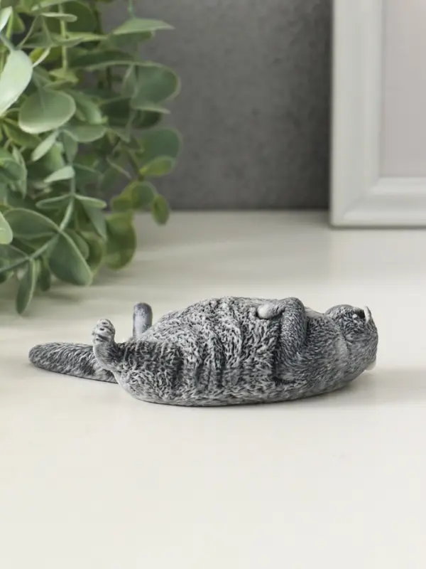 Сувенир "Кот лежит на спине" 3 см