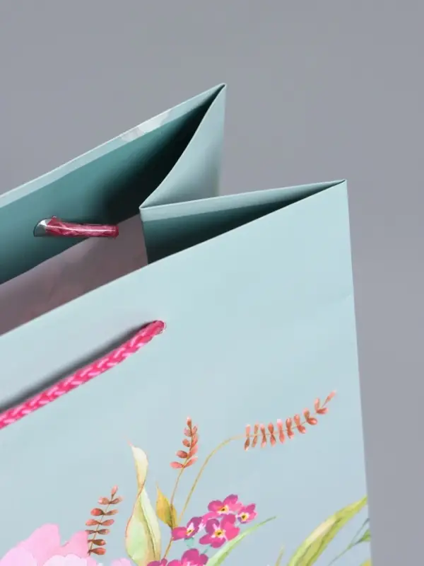 Пакет подарочный "Цветочный комплимент" ламинированный 18 х 22,3 х 10 см