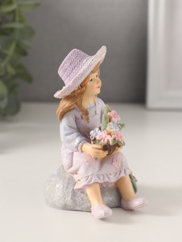Сувенир полистоун Сувенир полистоун "Девочка в сарафане и шляпке, с букетом, на камне" сиреневый 7,5х6х9 см
