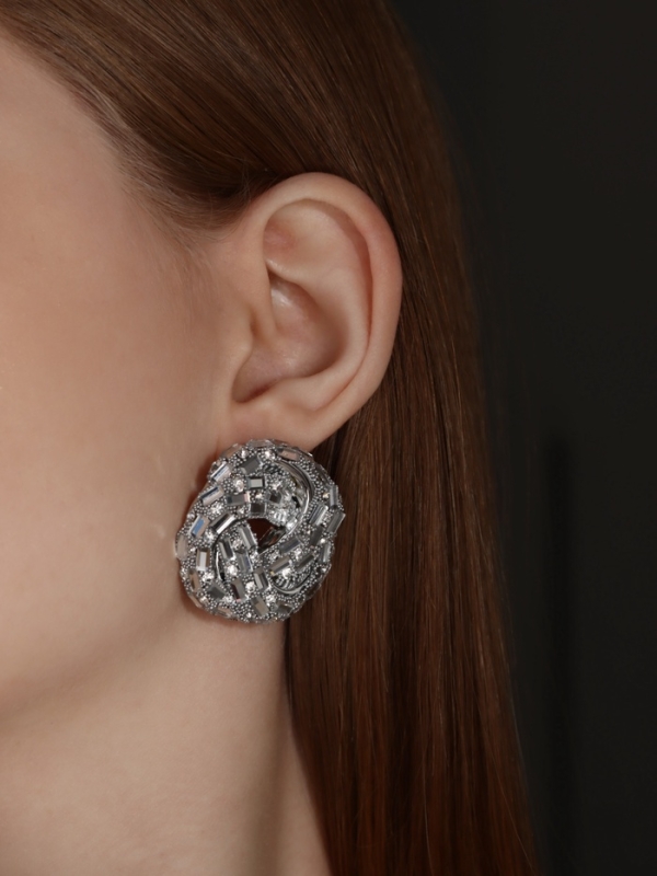 Серьги со стразами «Блеск» переплетение, белые в серебре Серьги со стразами «Блеск» переплетение, белые в серебре