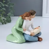 Сувенир полистоун "Молодые родители с малышом" 6,8х13,5х11,5 см