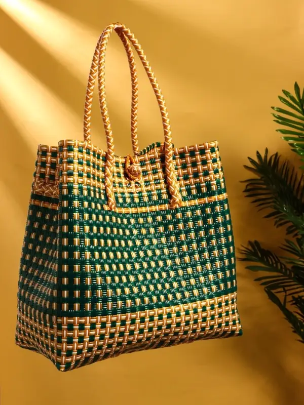 Сумка плетёная пластиковая 40х20х55 см, цв. зелёно-бежевый Сумка плетёная пластиковая 40х20х55 см, цв. зелёно-бежевый