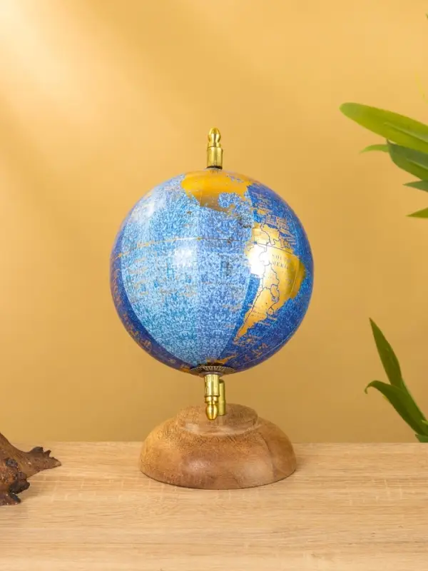 Глобус сувенирный 15х13х21 см, подставка дерево Глобус сувенирный 15х13х21 см, подставка дерево