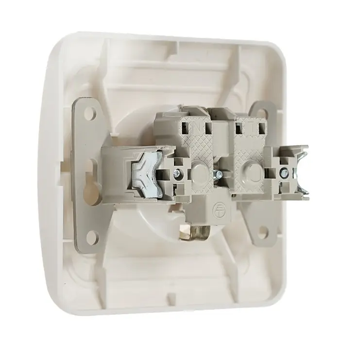 Розетка одноместная Luazon Lighting  Розетка одноместная Luazon Lighting "ЕКБ", 16 А, с з/к, белая