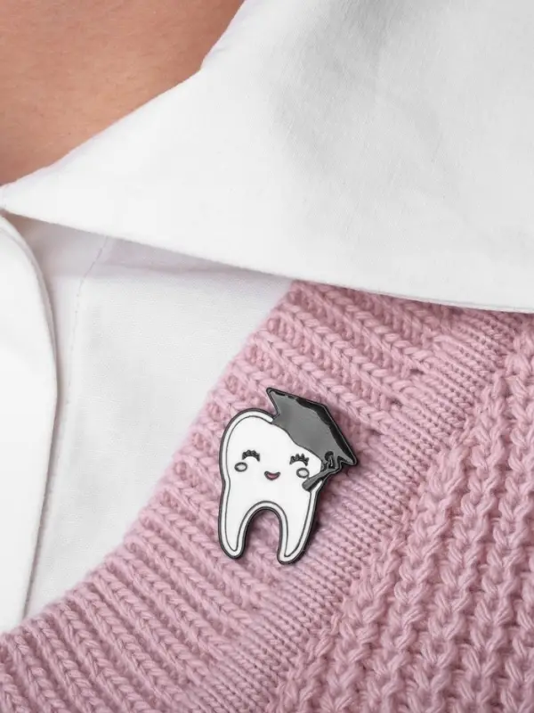 Значок &laquo;Зуб в академической шапочке&raquo;, чёрно-белый в чёрном металле