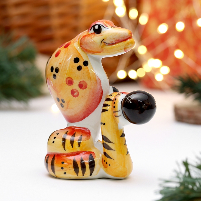 Сувенир Сувенир "Змей Атлет", 11 см, фарфор